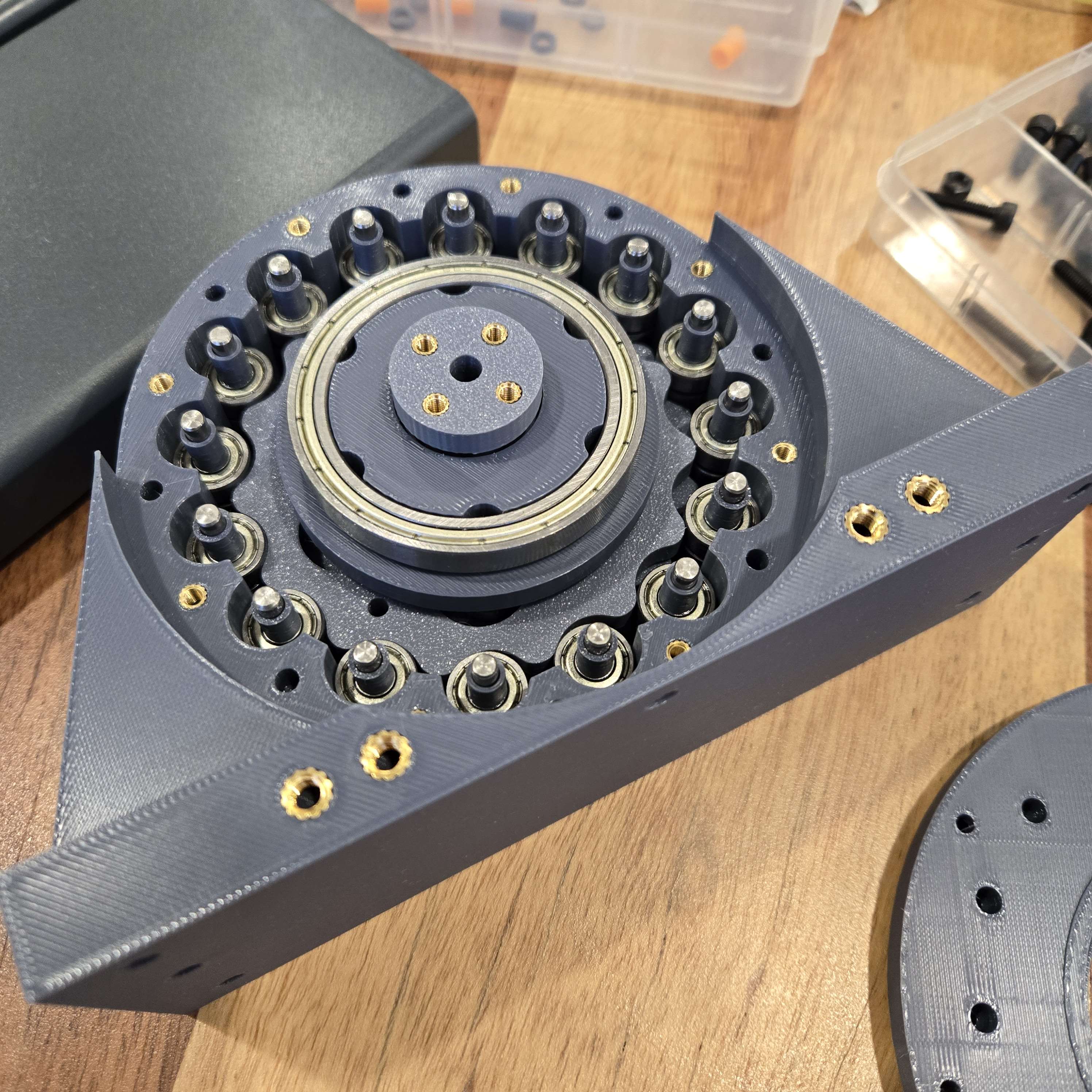 Cycloidal gearbox integrated into the base joint