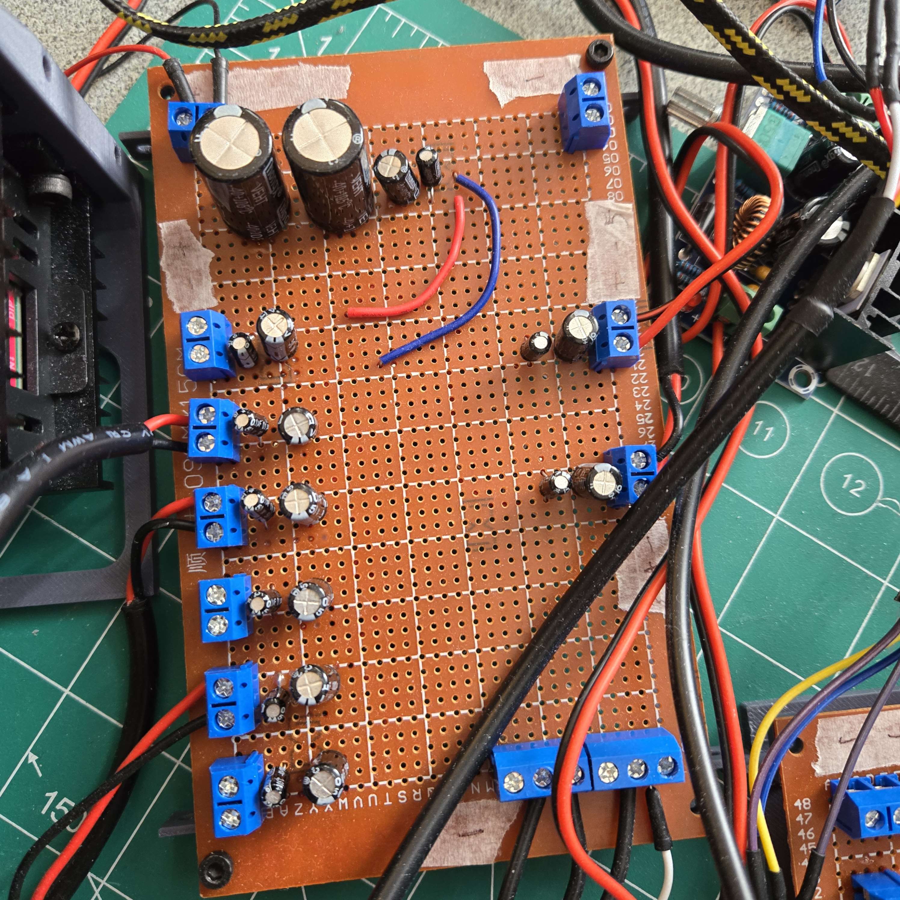 Power distribution hub